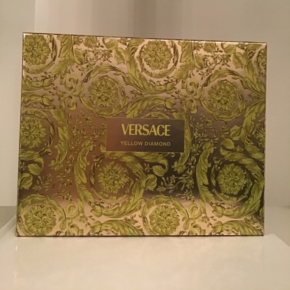 VERSACE Yellow Diamond 3pcs fragrance set with perfumed shower gel + body lotion - Picture 5 of 10